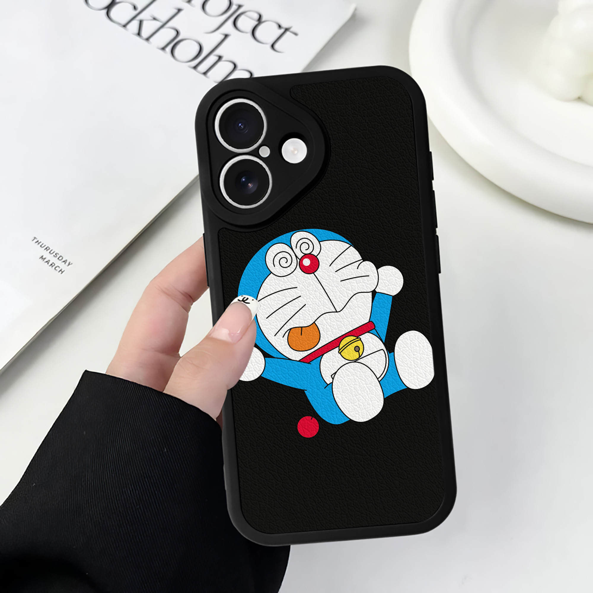 （画像用） ドラえもん Doraemon 【iPhone 16シリーズ対応】シリコンスマホケース（レザー調） 材質：シリコン